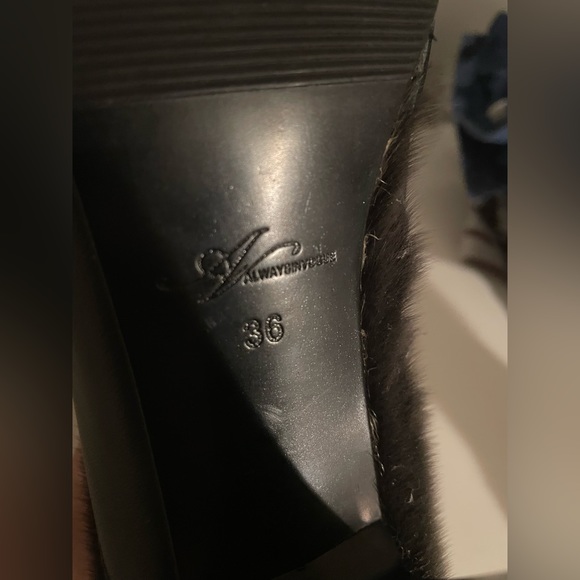 Women’s seal skin boots size 6. Only worn once. - Picture 4 of 4